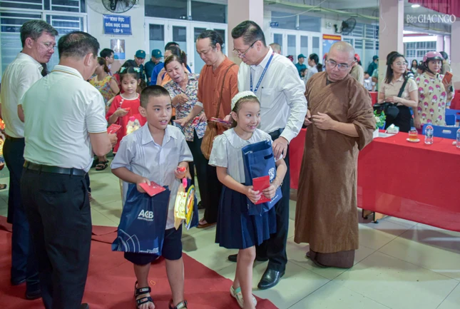 Các em nhỏ vui vẻ trở về sau khi nhận quà