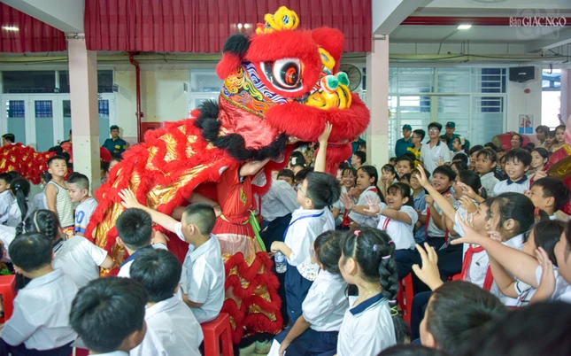 Các em thiếu nhi hòa trong không khí vui tươi của ngày hội trung thu