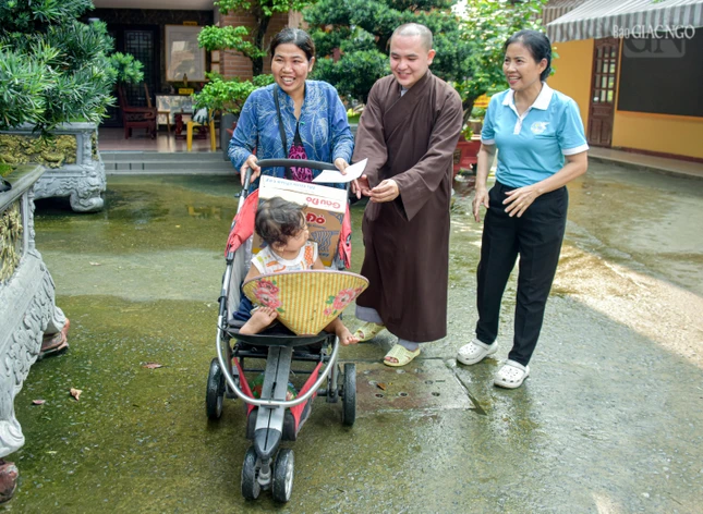Đại Đức Thích Thông Triết, Thư ký Tu viện Vĩnh Đức trao quà đến người bán vé số Đại Đức Thích Thông Triết, Thư ký Tu viện Vĩnh Đức trao quà đến người bán vé số