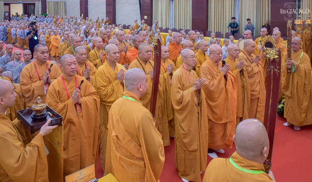 Chư tôn đức thành kính niêm hương tưởng niệm, cầu nguyện Đại giới đàn mang tôn hiệu của ngài được thành tựu viên mãn