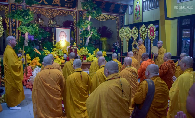 Chư tôn đức niêm hương tại Tổ đường tổ đình Vĩnh Nghiêm