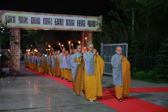 Ban Điều hành, Ban Quản giới tử cùng giới tử Ni thực hiện tuần chiếu trong khuôn viên chùa Thanh Tâm