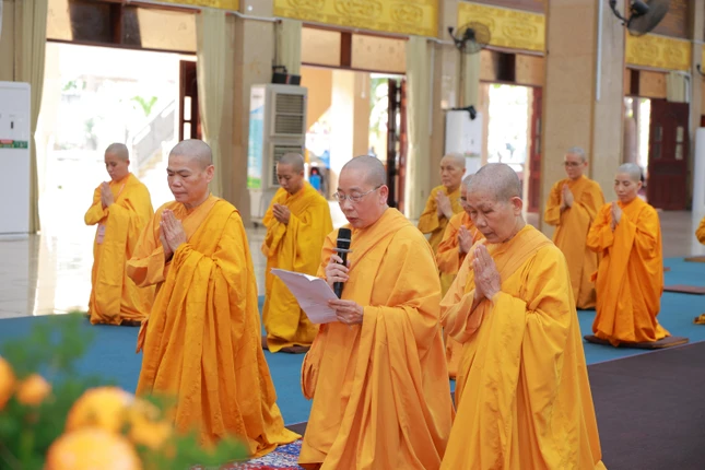 Ni sư Thích nữ Tuệ Liên hướng dẫn chư Ni thỉnh Yết-ma và tôn chứng Tăng-già