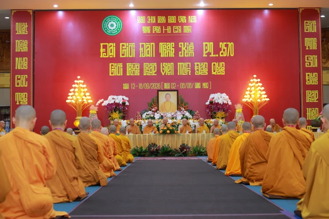 Các giới tử Ni hệ phái Khất sĩ đến cầu thọ Chánh pháp với Đại Tăng tại điểm truyền giới Pháp viện Minh Đăng Quang