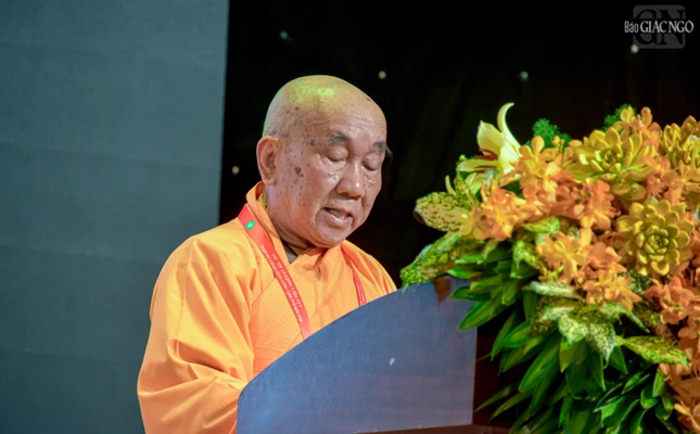 Hòa thượng Thích Thanh Tân trình bày tham luận tại đại hội