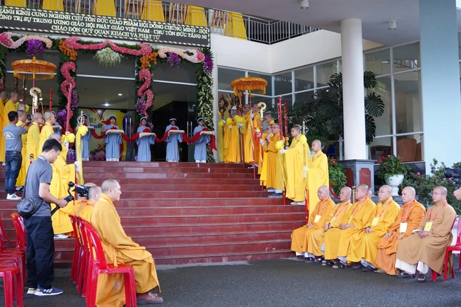 Chư tôn đức dự lễ khai mạc