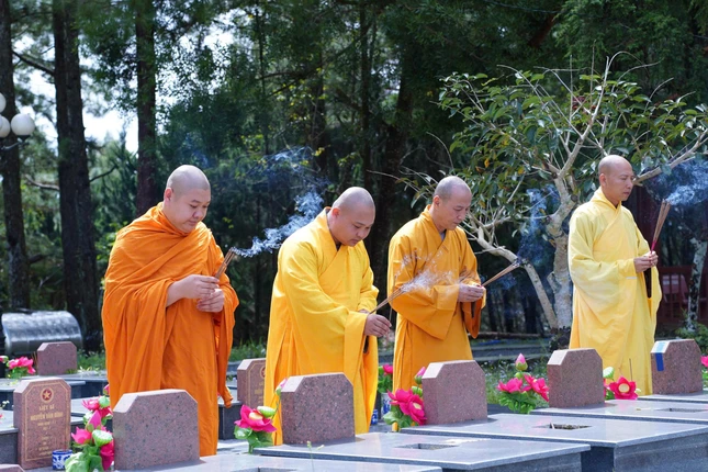 Thắp hương trước các mộ phần anh hùng liệt sĩ