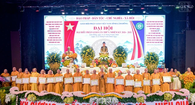 Trung ương Giáo hội tặng Bằng Tuyên dương công đức đến các cá nhân Ban Trị sự GHPGVN tỉnh Lâm Đồng