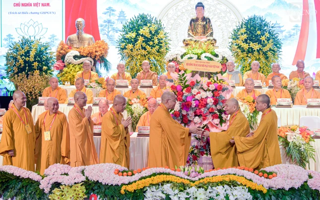 Trung ương Giáo hội tặng hoa chúc mừng