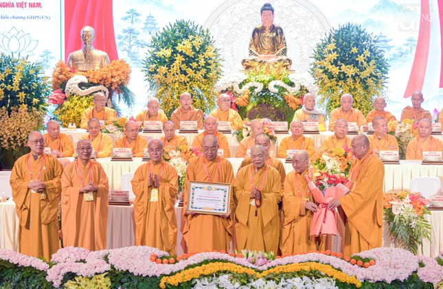 Tập thể Ban Trị sự GHPGVN tỉnh Lâm Đồng nhận Bằng tuyên dương công đức của Trung ương Giáo hội