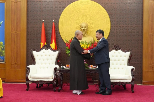 Hòa thượng Thích Minh Nhật và ông Bùi Thắng, Phó Bí thư Tỉnh ủy tỉnh Lâm Đồng