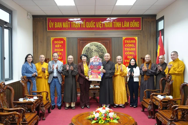 Bà Phạm Thị Phúc, Phó Bí thư Tỉnh ủy, Chủ tịch Ủy ban MTTQVN tỉnh đón tiếp phái đoàn