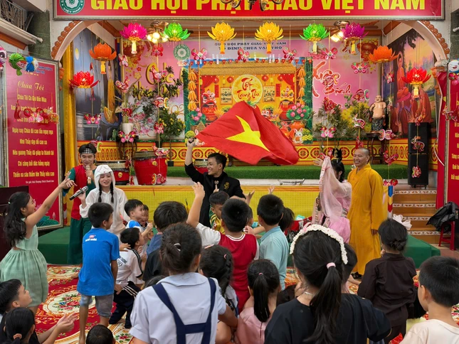 Vui Trung thu cùng các em thiếu nhi tại tổ đình Vạn Thọ Vui Trung thu cùng các em thiếu nhi tại tổ đình Vạn Thọ
