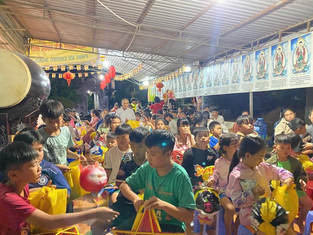 Các em nhỏ vui trung thu tại chùa Liên Hoa Các em nhỏ vui trung thu tại chùa Liên Hoa
