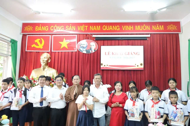 Trao quà đến các em học sinh Trao quà đến các em học sinh
