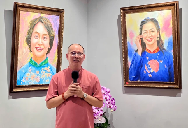 Họa sĩ Giang Phong giới thiệu các tác phẩm tại triển lãm "Cười"