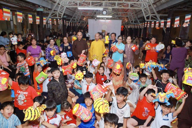 Các em nhỏ vui chơi, nhận quà trung thu tại chùa Huyền Trang Các em nhỏ vui chơi, nhận quà trung thu tại chùa Huyền Trang