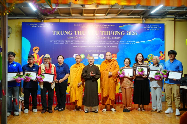 Trao Bằng công đức đến các mạnh thường quân và quà trung thu cho các em thiếu nhi Trao Bằng công đức đến các mạnh thường quân và quà trung thu cho các em thiếu nhi