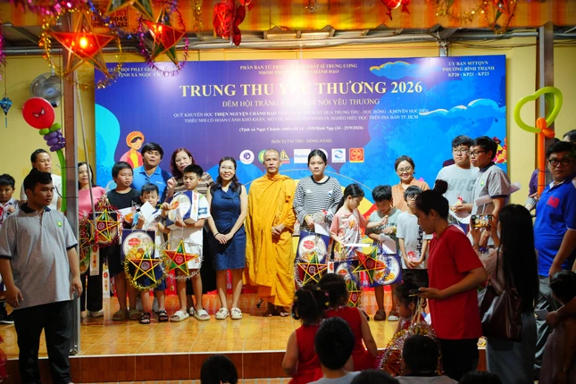 Trao Bằng công đức đến các mạnh thường quân và quà trung thu cho các em thiếu nhi Trao Bằng công đức đến các mạnh thường quân và quà trung thu cho các em thiếu nhi