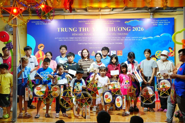 Trao Bằng công đức đến các mạnh thường quân và quà trung thu cho các em thiếu nhi Trao Bằng công đức đến các mạnh thường quân và quà trung thu cho các em thiếu nhi