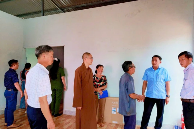 Thăm hỏi, tặng quà đến gia đình Thăm hỏi, tặng quà đến gia đình