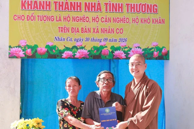 Đại đức Thích Chúc Tấn trao nhà tình thương đến ông Nguyễn Văn Cưng Đại đức Thích Chúc Tấn trao nhà tình thương đến ông Nguyễn Văn Cưng