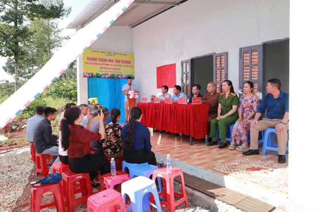 Lễ khánh thành và bàn giao nhà tình thương đến gia đình ông Nguyễn Văn Cưng với sự tham dự của chư Tăng chùa Phước Quang, chính quyền địa phương và các nhà tài trợ Lễ khánh thành và bàn giao nhà tình thương đến gia đình ông Nguyễn Văn Cưng với sự tham dự của chư Tăng chùa Phước Quang, chính quyền địa phương và các nhà tài trợ