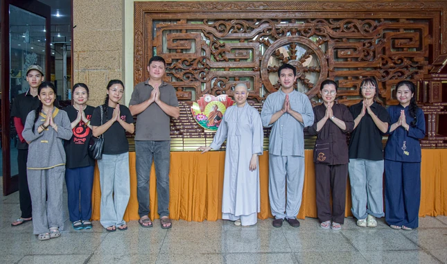 Các tình nguyện viên trang trí không gian phía trước hội trường - nơi diễn ra hội thảo Các tình nguyện viên trang trí không gian phía trước hội trường - nơi diễn ra hội thảo