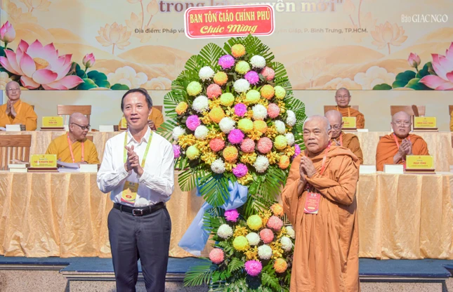 Tặng hoa chúc mừng