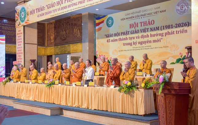 Chư tôn đức chứng minh, đại biểu khách mời niệm Phật cầu gia hộ