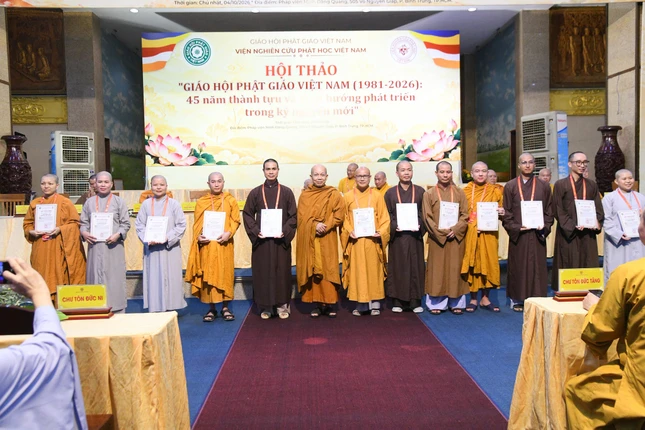 Tặng Bằng khen đến các tập thể, cá nhân góp phần thành công cho hội thảo Tặng Bằng khen đến các tập thể, cá nhân góp phần thành công cho hội thảo