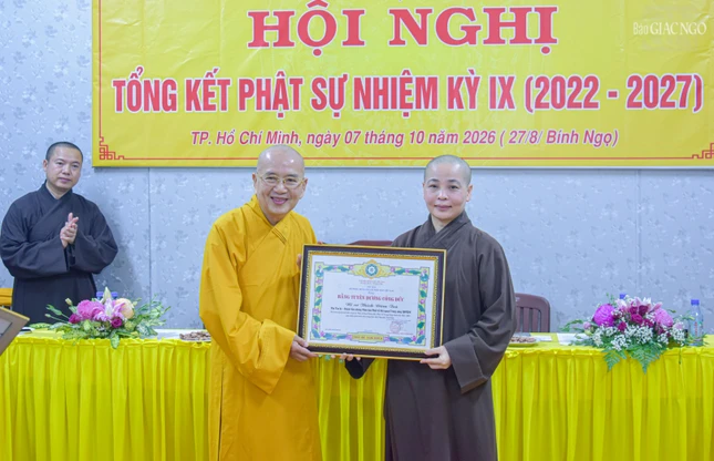 Ban Thường trực Hội đồng Trị sự tặng Bằng tuyên dương công đức đến các cá nhân Phân ban Phật tử Hải ngoại Trung ương