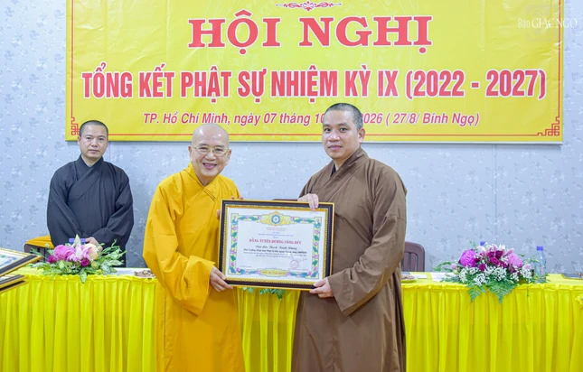 Ban Thường trực Hội đồng Trị sự tặng Bằng tuyên dương công đức đến các cá nhân Phân ban Phật tử Hải ngoại Trung ương