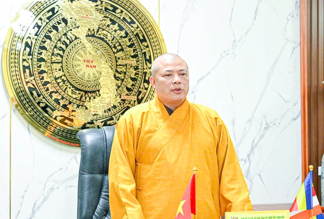 Thượng tọa Thích Tâm Chính phát biểu tại phiên họp