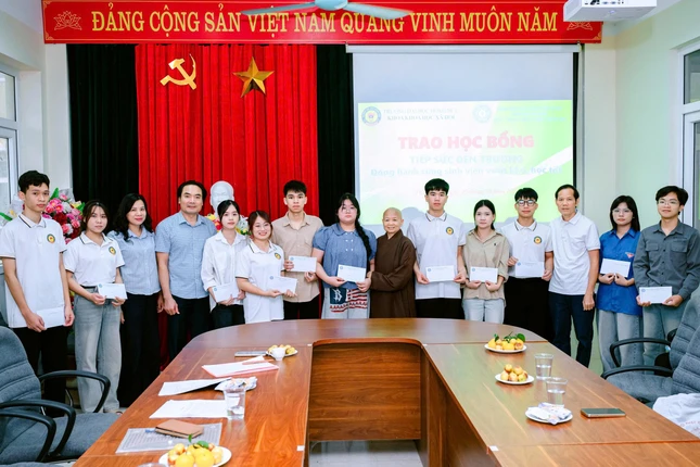 Chương trình “Tiếp sức đến trường - Đồng hành cùng sinh viên vượt khó, học tốt” đã trao 11 suất học bổng, mỗi suất trị giá 4 triệu đồng đến các em sinh viên có hoàn cảnh khó khăn - Ảnh: Đức Hòe Chương trình “Tiếp sức đến trường - Đồng hành cùng sinh viên vượt khó, học tốt” đã trao 11 suất học bổng, mỗi suất trị giá 4 triệu đồng đến các em sinh viên có hoàn cảnh khó khăn - Ảnh: Đức Hòe