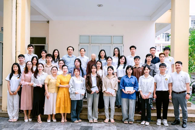 Tổng trị giá chương trình trao học bổng là 44 triệu đồng - Ảnh: Đức Hòe Tổng trị giá chương trình trao học bổng là 44 triệu đồng - Ảnh: Đức Hòe