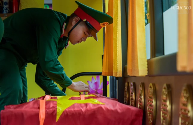 Các hài cốt liệt sĩ được bố trí cẩn thận trên xe chuyên dụng, đảm bảo chu toàn trong quá trình di quách từ Công viên Lê Thị Riêng về Nghĩa trang Liệt sĩ TP.HCM