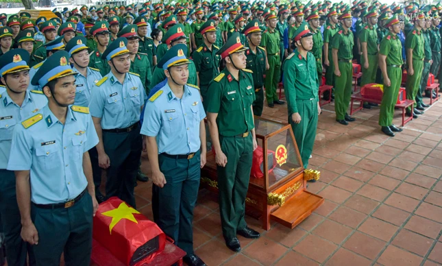 Các lực lượng tham dự lắng nghe điều phối