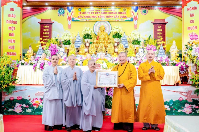 Nhiều lẵng hoa chúc mừng gửi đến chùa Giáng Nhiều lẵng hoa chúc mừng gửi đến chùa Giáng