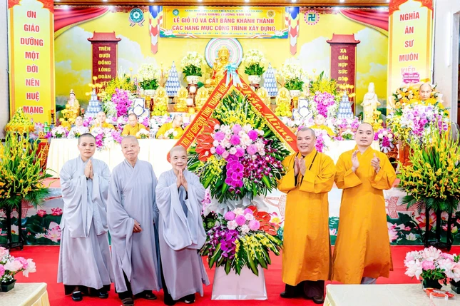 Nhiều lẵng hoa chúc mừng gửi đến chùa Giáng Nhiều lẵng hoa chúc mừng gửi đến chùa Giáng