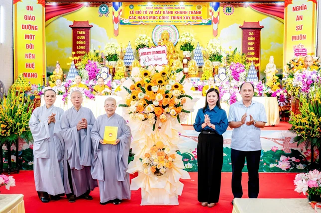 Nhiều lẵng hoa chúc mừng gửi đến chùa Giáng Nhiều lẵng hoa chúc mừng gửi đến chùa Giáng