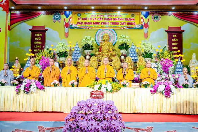 Niệm Phật cầu gia hộ - Ảnh: Đức Hòe Niệm Phật cầu gia hộ - Ảnh: Đức Hòe