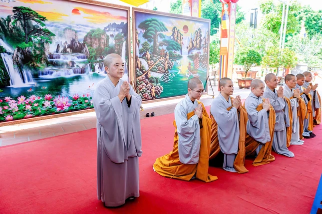 Ni trưởng Thích Đàm Hòa tri ân chư tôn đức, lãnh đạo chính quyền, Tăng Ni, Phật tử tham dự - Ảnh: Đức Hòe Ni trưởng Thích Đàm Hòa tri ân chư tôn đức, lãnh đạo chính quyền, Tăng Ni, Phật tử tham dự - Ảnh: Đức Hòe