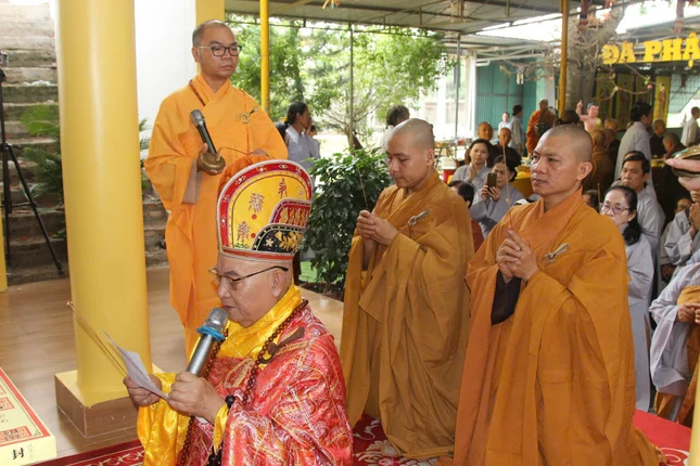 Trưởng lão Hòa thượng Thích Ấn Chánh cử hành nghi thức cúng ngọ, cung tiến Giác linh