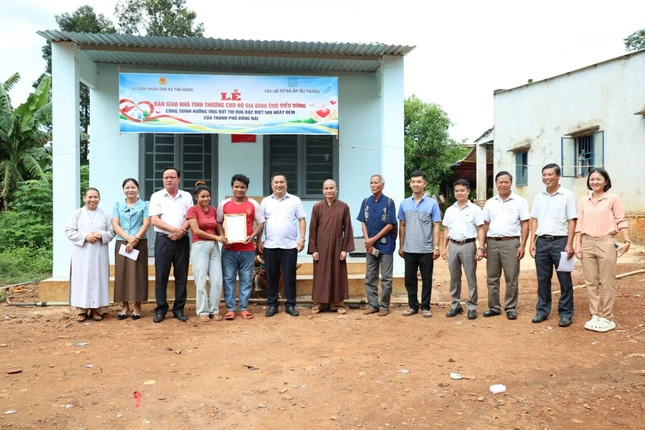 Đại diện chính quyền, Câu lạc bộ Mái ấm yêu thương bàn giao nhà cho gia đình Đại diện chính quyền, Câu lạc bộ Mái ấm yêu thương bàn giao nhà cho gia đình