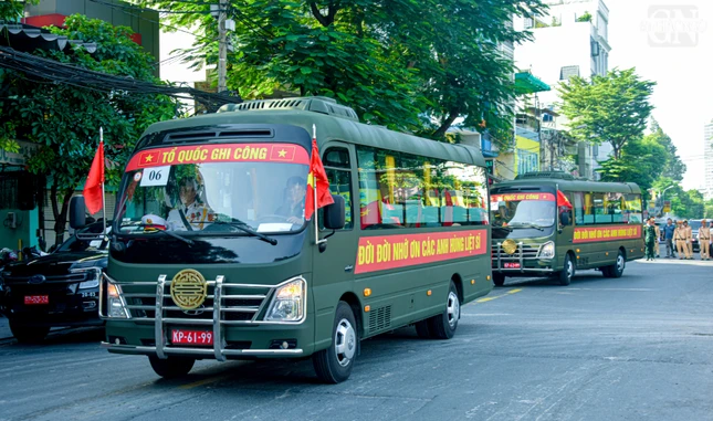 Ban Chỉ đạo 515 TP.HCM mong người dân trên các tuyến đường đoàn đi qua cầm nhành hoa trắng, bày tỏ lòng biết ơn, tri ân cũng như thành kính tiễn đưa 731 liệt sĩ về nơi an nghỉ tại Nghĩa trang Liệt sĩ TP.HCM