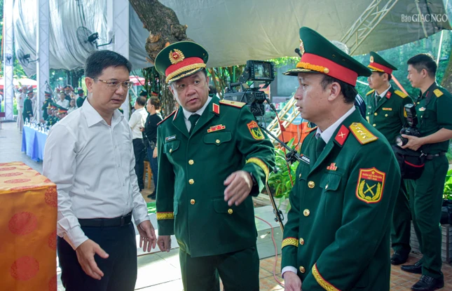 Ông Nguyễn Mạnh Cường, Ủy viên dự khuyết Trung ương Đảng, Phó chủ tịch UBND, Trưởng Ban Chỉ đạo 515 TP.HCM tham gia buổi lễ tổng duyệt vào sáng nay, 12-10-2026