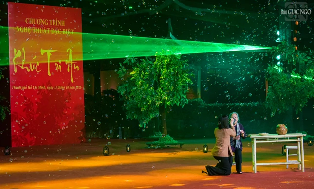 Cảnh người mẹ chờ tin con
