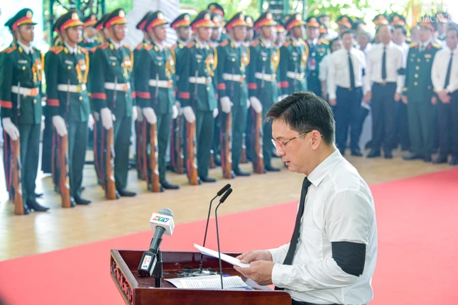 Ông Nguyễn Mạnh Cường đọc điếu văn tưởng niệm