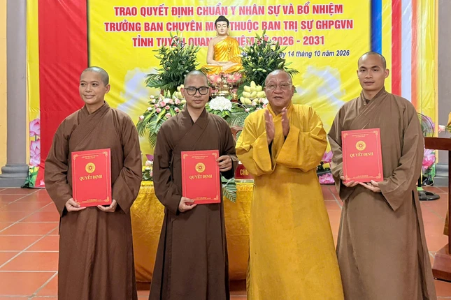 Trao quyết định đến trưởng các ban chuyên môn trực thuộc